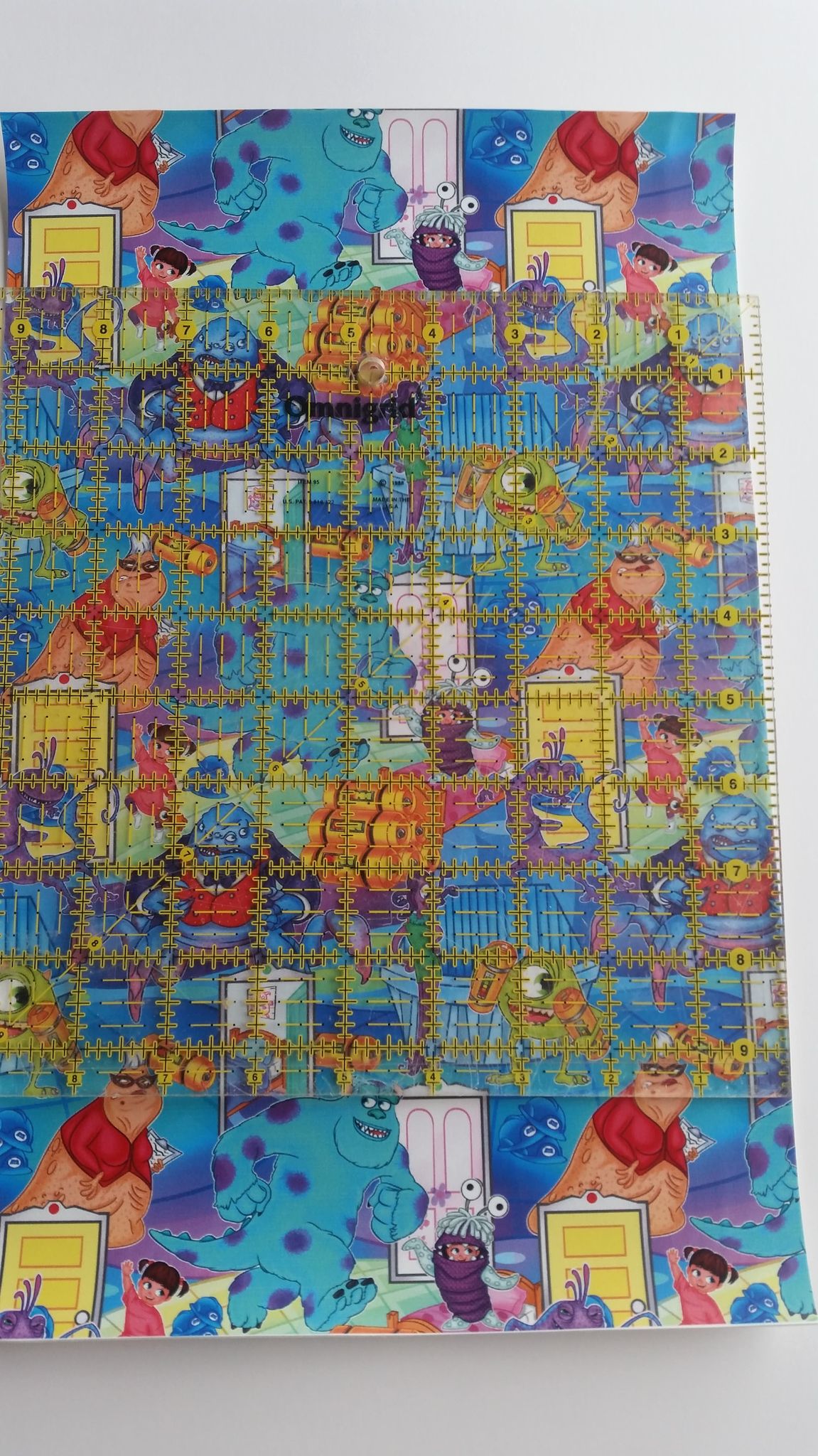 Retail-Monter Under My Bed Bluish/Purple- Vinyl/Faux Leather Sheet